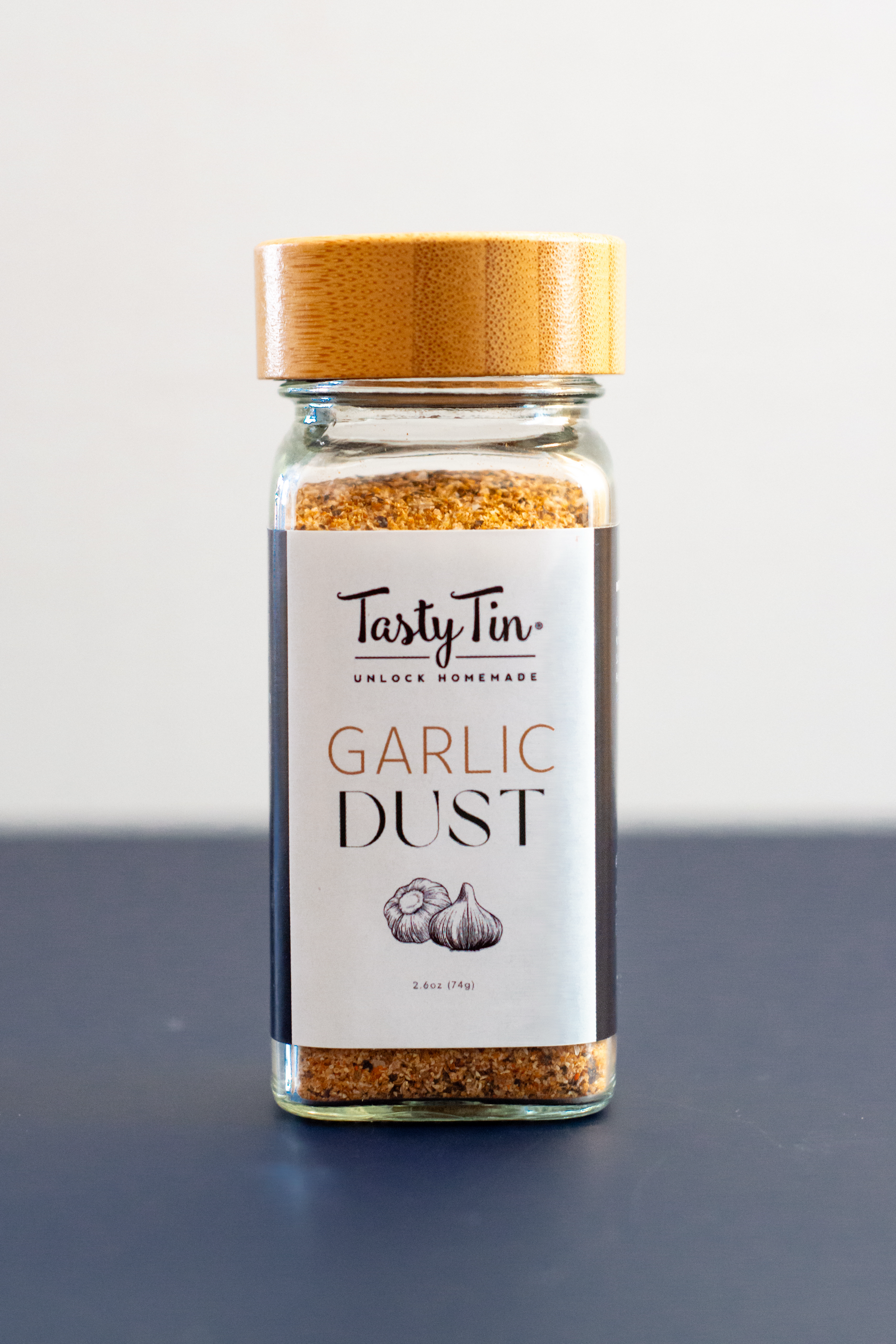 Tasty Tin garlic dust seasoning shaker with wooden lid and clear glass bottle